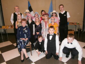 Õpetaja Imbi-Sirje Torm koos Heimtali põhikooli kodu-uurijate ja noorgiididega 22. mail 2015.