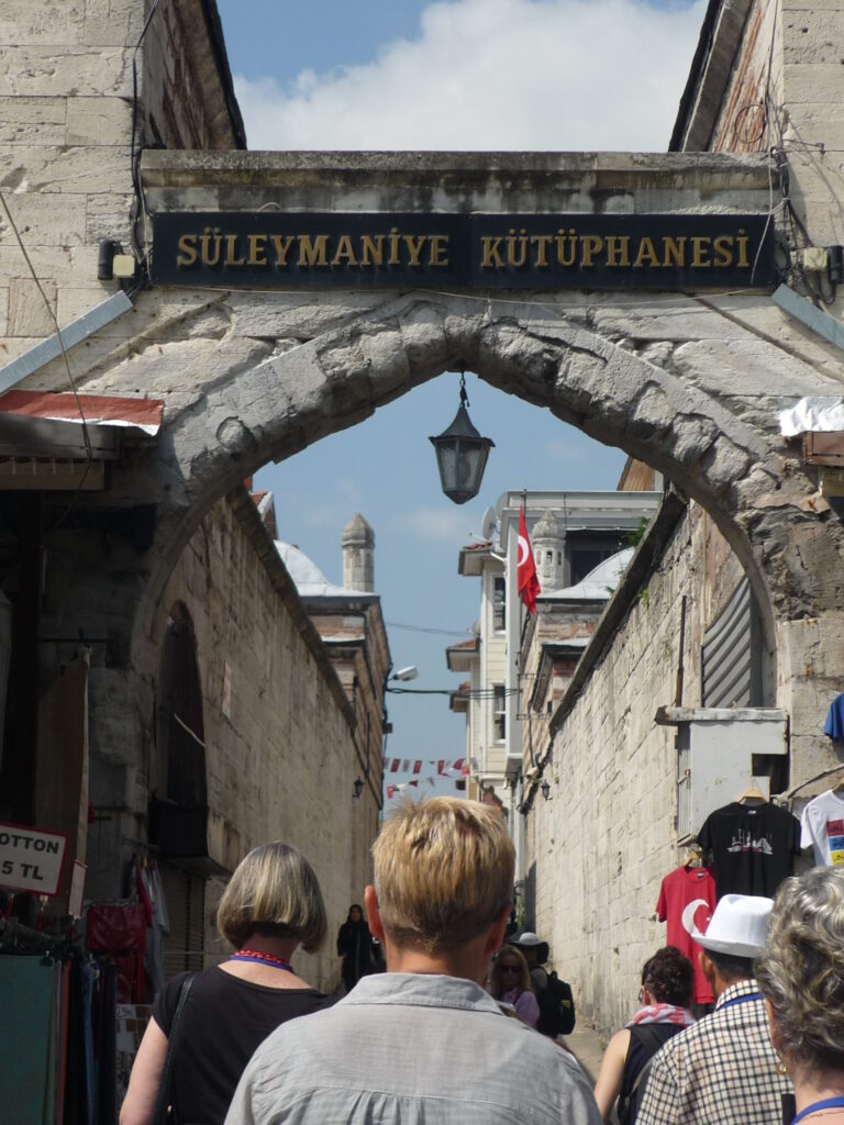 Konverentsist osavõtjad sisenemas ülikooli vanasse raamatukokku. 