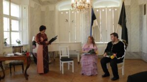 Sel kevadel lõpetas Maidla kooli 9. klassi kaks õpilast – Laura Ots ja Reno Lipp. Lõputunnistused andis lõpetajatele kätte nende klassijuhataja, ajalooõpetaja Heidi Pabor. Fotod: Tiina Vapper ja Maidla kool