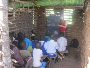 Kahe klassiga koolimaja. Kui kõrval klassis oli parasjagu käsil „õpetaja karjub ees, lapsed järele”, siis ei olnud võimalik oma klassis isegi enda häält kuulda.