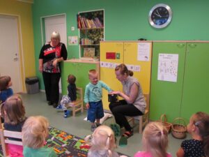 Gerli Aasa noorimast aiarühmast sai sobitusrühm sellest sügisest. Ukse kõrvalt jälgib laste mängu õppealajuhataja Ülle Pais, kellega õpetajatel on tihe koostöö. Fotod: Tiina Vapper