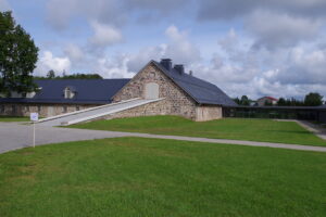 Maakividest mõisaaegse kesta sisse on paigutatud moodsad õppe- ja kontoriruumid, raamatukogu ja toidutuba.