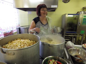 Õpetaja Kaja keedab Lepatriinu lasteaia õunamoosi. 