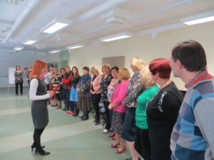 Sotsiomeetrilised harjutused Puškini kooli töötoas algasid osalejate reastamisega eri parameetrite järgi.