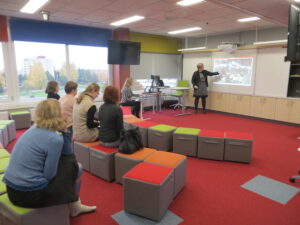 Anna Kristin Sigurdadottir Islandi ülikoolist tutvustas Hansa kooli avatud õpperuumis koolihoonete ja klassiruumide kavandamise trende oma kodumaal.