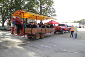 Veotakso viib järjekordse seltskonna põllule künnivõistlust vaatama.