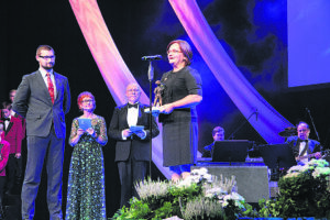 Auhinnagalal andis Sirje Pormeistrile Joosepi kuju üle endine õpilane Indrek Pajur. Foto: Raivo Juurak