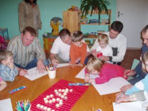 Põlva Mesimummu lasteaia lastele meeldib koos isadega joonistada ja meisterdada.