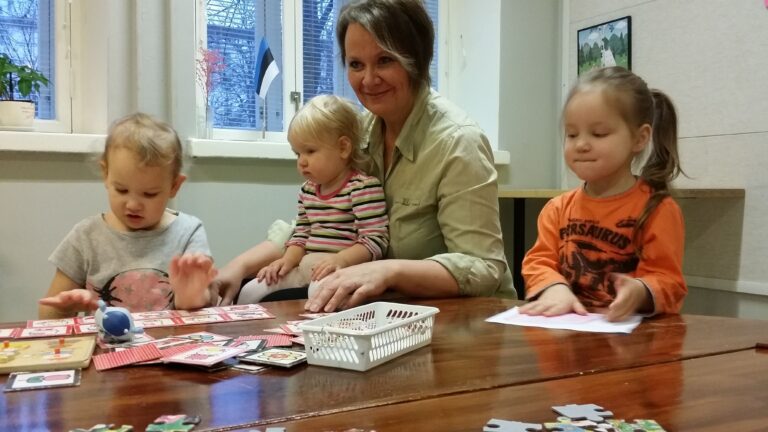 Lasteaia juhataja Annika Madissoni sõnul tuleb selleks, et teises keele­keskkonnas elades emakeeleoskus ei kaoks, järjepidevat tööd teha. 