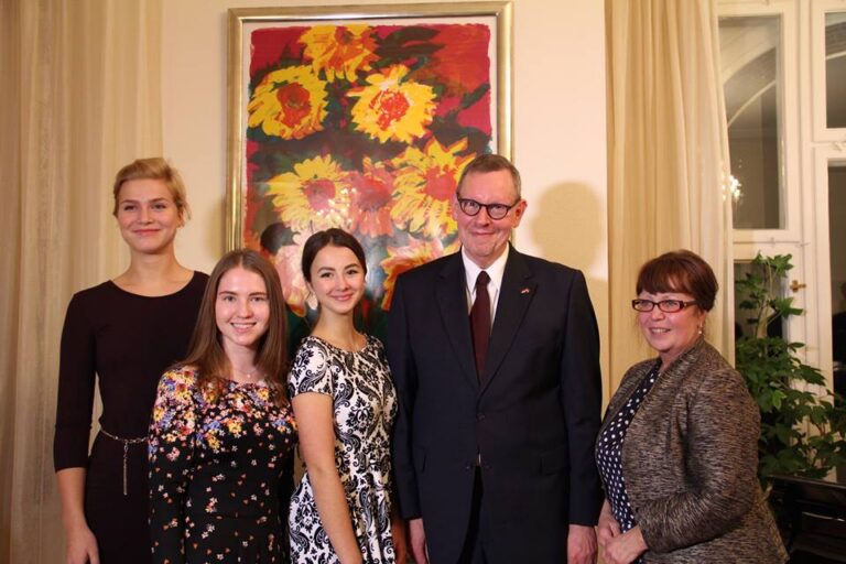 Eesti esindus(vasakult: Kristin Sigus, Anna-Liisa Merilind ja Anastasija Minitš, paremal õpetaka Kaja Reissaar) 2015. aasta sügisel Riias Saksa suursaadiku Lätis Rolf Schütte residentsis vastuvõtul.