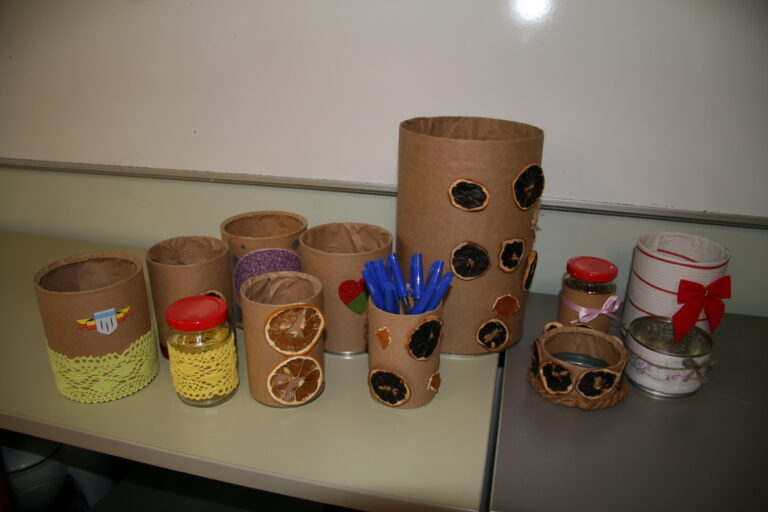 Õpilasfirma tooted: ettevõtlustundides õpitakse ka, kuidas firma tegemine käib. Eelmisel aastal oli üks edukamaid õpilasfirmasid Käest Kätte, eesmärgiga teha taaskasutatavast materjalist midagi asjalikku. 