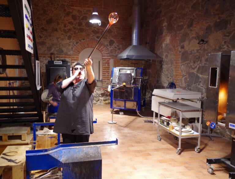 Olustveres tegutseb igasugu meistrikodasid, ka klaasikoda.