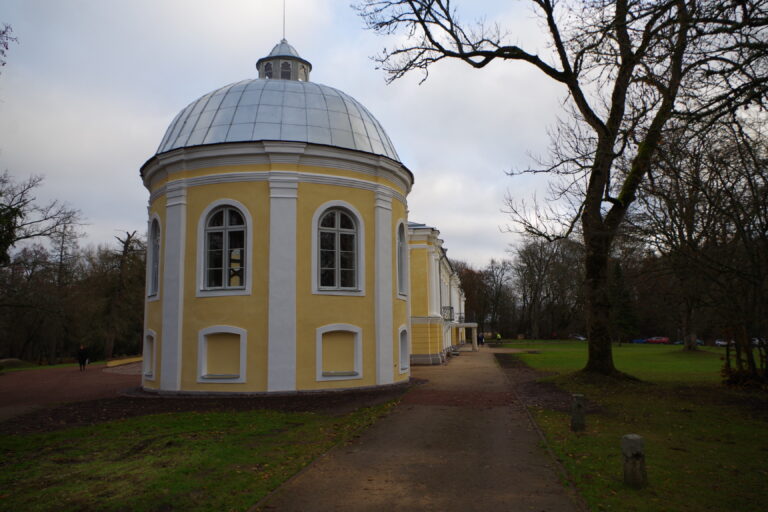 Vääna mõisa tall-tõllakuur on saanud uue hingamise, peahoone on säilitanud hoolsalt ajaloolised jooned.