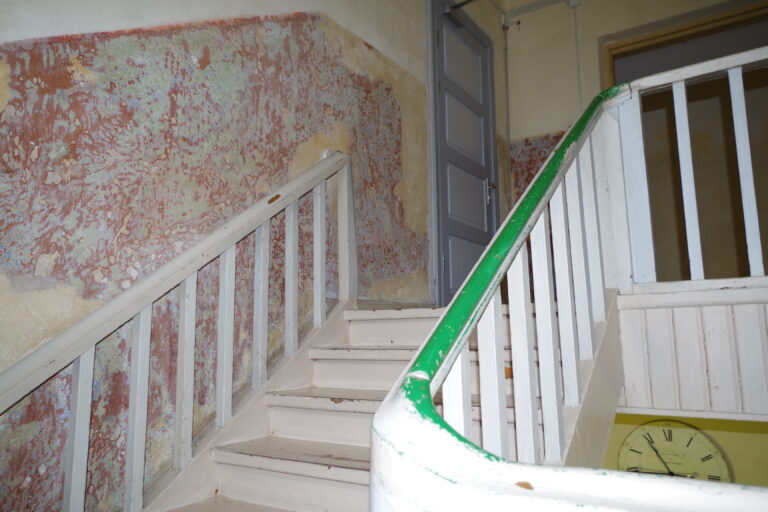 Trepikoja seintel kooruvad välja eri ajastute kihid.