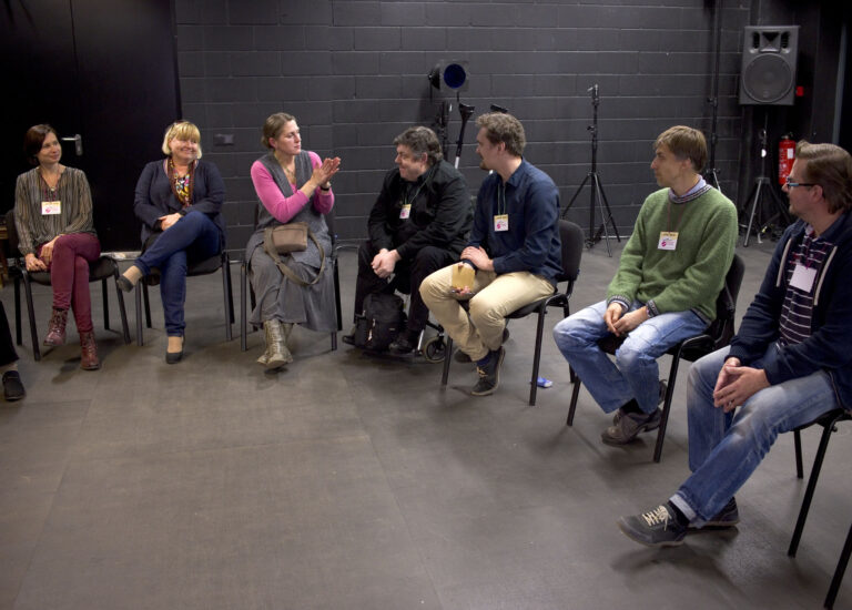 Fotol käib arutelu lastele ja noortele mängivate väiketeatrite ellujäämisvõimalustest.