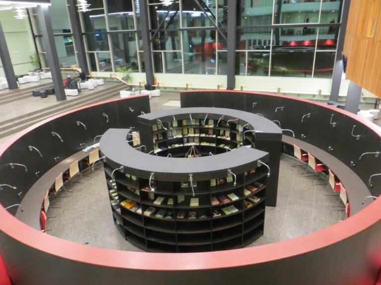 Aatriumis asub ka raamatukogu.