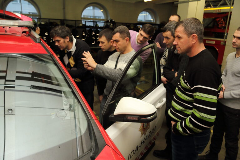 Põhja päästekeskus Tallinnas Raua tänaval. Moldaavia päästeinstruktoreid huvitasid seal eelkõige autodes asuvad internetipõhised sidevahendid, mis tagavad operatiivinfo väga kiire liikumise.