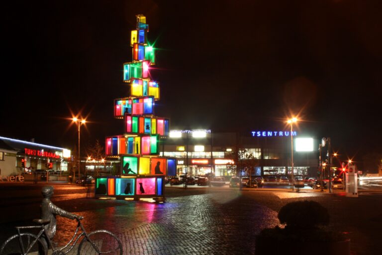 2015. aasta jõulupuu koosneb 121 värvilisest aknast. 