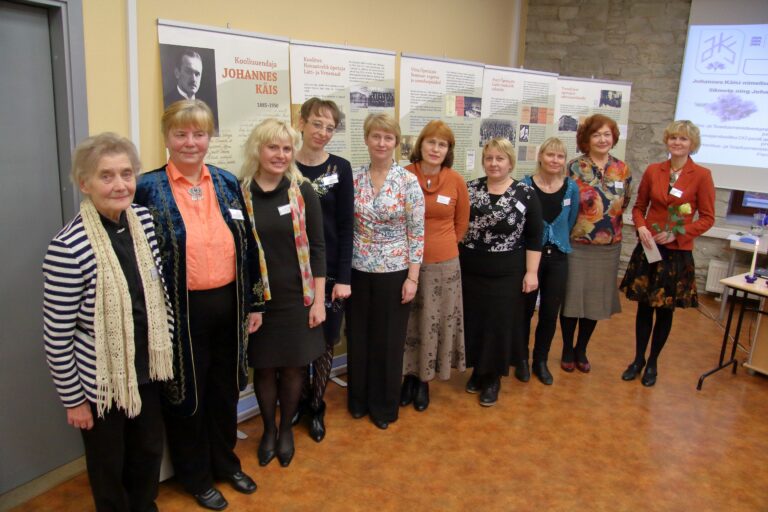 20. novembril tähistati Innove Hiiumaa saalis Johannes Käisi 130. sünniaastapäeva. Käisi selts andis sel puhul oma aktiivsematele liikmetele üle aasta- ja juubelipreemiad. Fotole jäid Käisi seltsi praegused ja varasemad juhatuse liikmed ning Käisi preemia laureaadid läbi aegade: (vasakult) Tiiu Kiudorv, Kai Võlli, Maia Punak, Aina Alunurm, Kaja Lepik, Eve Vaigu, Anne Koppel, Anu Sarap, Eha Jakobson, Veronika Varik. Fotod: Raivo Juurak, EPAM-i arhiiv