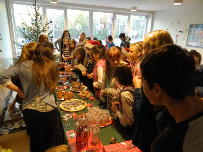 Õpilaste heategevuslik päkapikukohvik. 