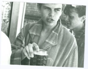 Lapsepõlves oli Andruse armastatuim ajaviide kodus istumine ja raamatute lugemine.