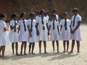 Sri Lanka lõunaosa külakooli tüdrukud.