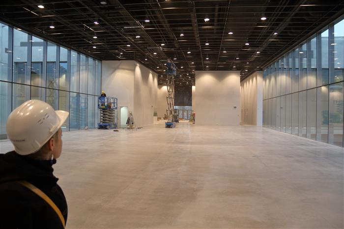 Klaasist seintega ruum, kus hakkab tegusema moodne restoran-kohvik.