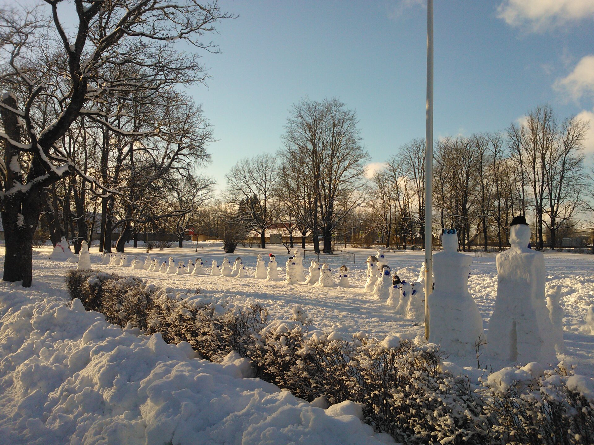Lüganuse koolipere tähistas meeleolukalt vabariigi sünnipäeva.