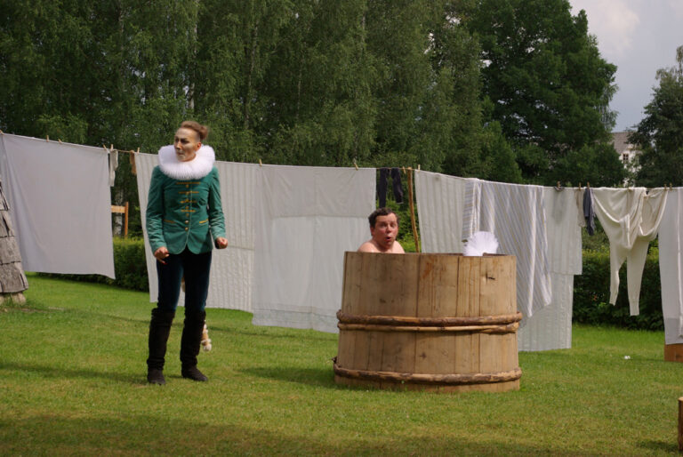 Pildil saabastega kassi rollis Katrin Kalma ja Mati osas Mart Toome. Foto: Matthew Mitt