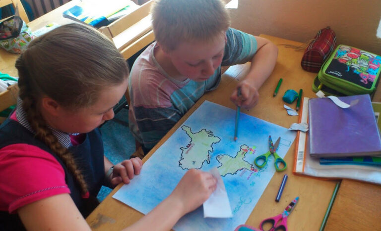 Õppimine Pärnu Tammsaare kooli keelekümblusklassis on vaheldusrikas ning ei lase õpilastel ega õpetajal rutiini langeda. Foto: Innove