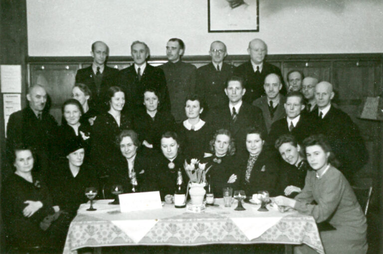 Järelümberasujad tähistavad laagrisse saabumise esimest aastapäeva Schwäbisch Hallis Lõuna-Saksamaal, 8. märts 1942. Foto: erakogu