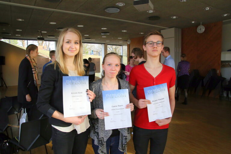 Olümpiaadi võitjad: 2. Kristin Kink Viljandi gümnaasiumist, 3. Laura Saare Tallinna ühisgümnaasiumist ja võitja Hendri Tammik Tartu Tamme gümnaasiumist. Foto: Hannele Valkeeniemi