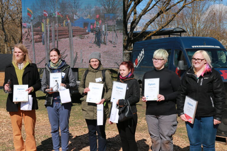 Esikolmik (vasakult): I koht Jaan Tanvel ja Marian Põldmets; III koht Reta Poolak ja Birgit Kahur Räpina aianduskoolist; II koht Serena Bersin ja Anna-Liisa Urm Luua metsanduskoolist. Foto Maret Kuub
