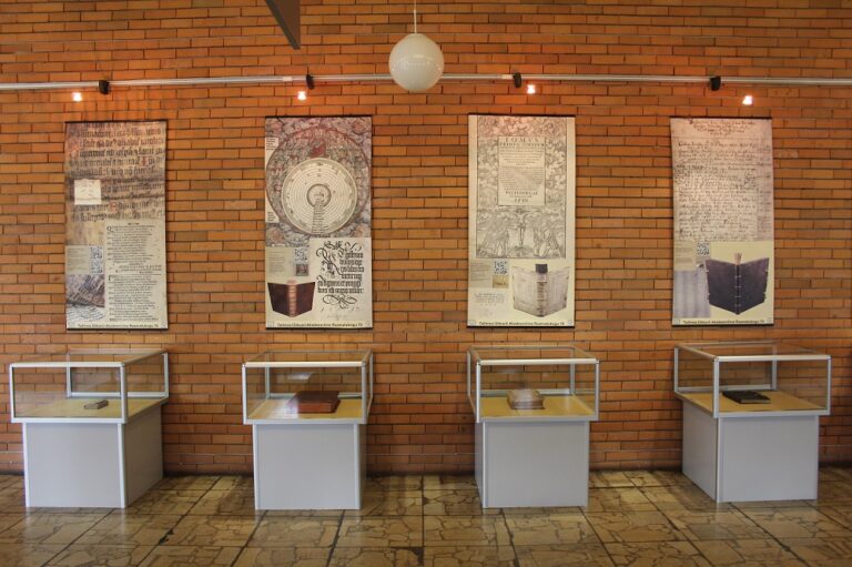 Näitus raamatukogu fuajees.