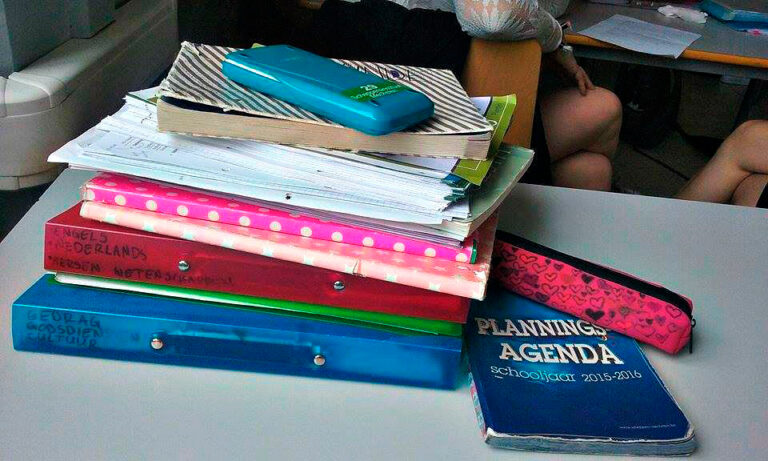 Belgia koolis on väga palju paberimajandust ja vähe õpikuid. Foto: Merilin Raidmets