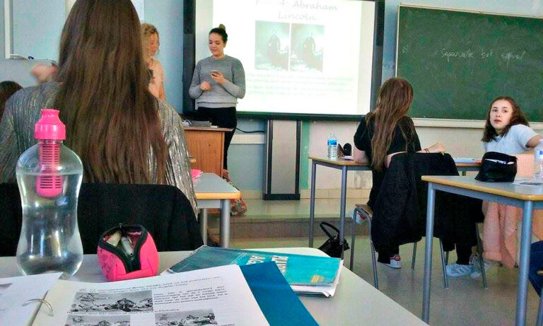 Mu klassiõde Lisa näitas meie õpetajale telefonist, kuidas Snapchati filtrid töötavad. Foto: Merilin Raidmets