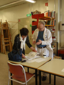 Koos Islandi kolleegiga maalri eriala õpikut uurimas.