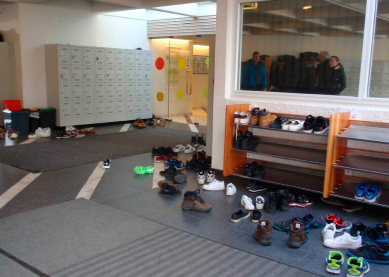 Jalatsitega pikitud koolifuajee.