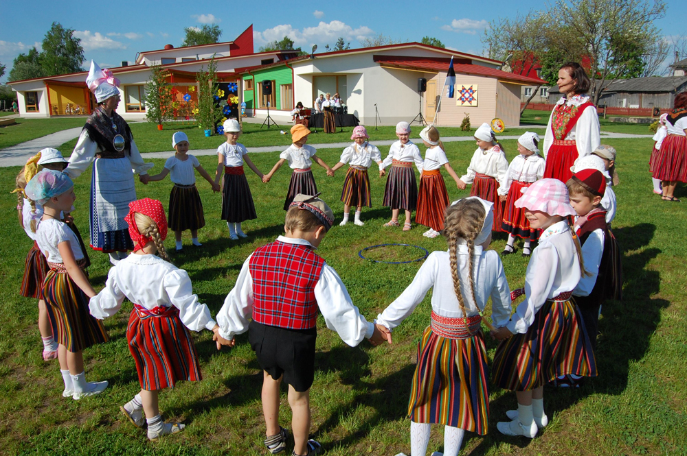 Lasteaias peetakse laulu- ja tantsupidu