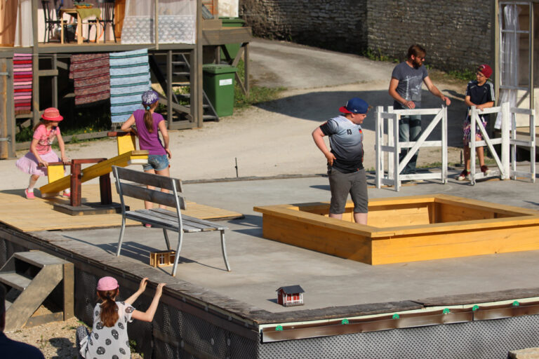 Lavastaja Raivo Trass laseb lastel möllata. Hetk lavastuse „Maailma otsas” proovist. Foto: Mari Rohtla