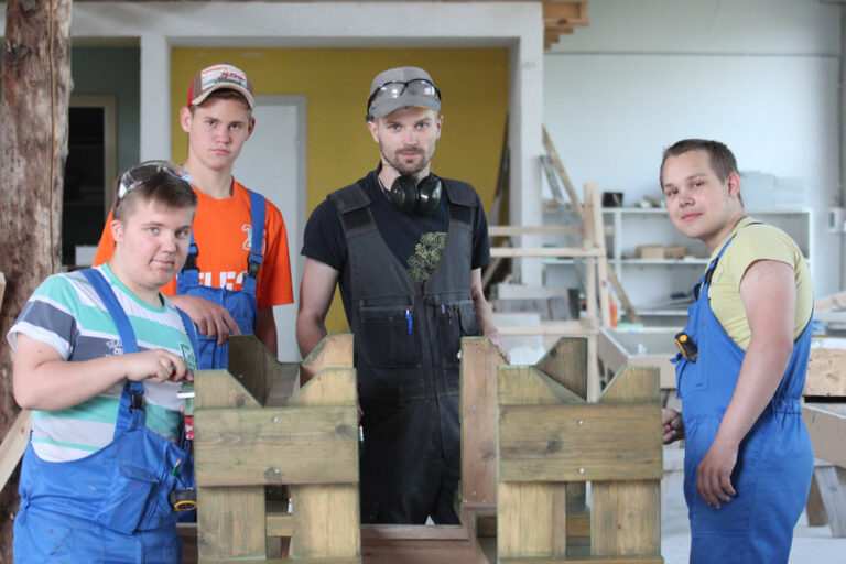 Rakvere ametikooli õpetaja Raiko Kaasik ja tulevased ehituspuusepad rõõmustavad uute ja huvitavate väljakutsete üle. Foto: Mari Rohtla