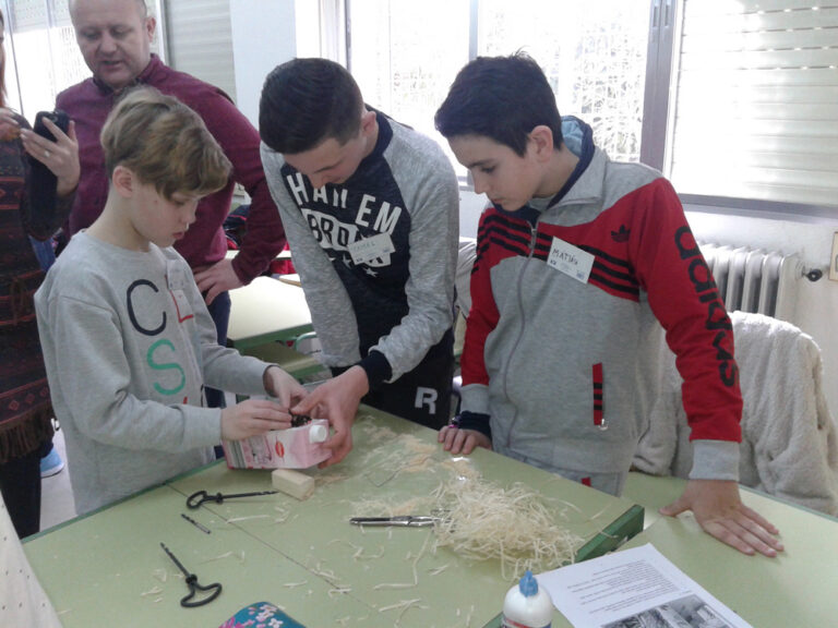 Romeo-Rasmus ehitab töötoas koos Rumeenia poistega putukate hotelli. Foto: Kirsti Kadaja-Prodanets