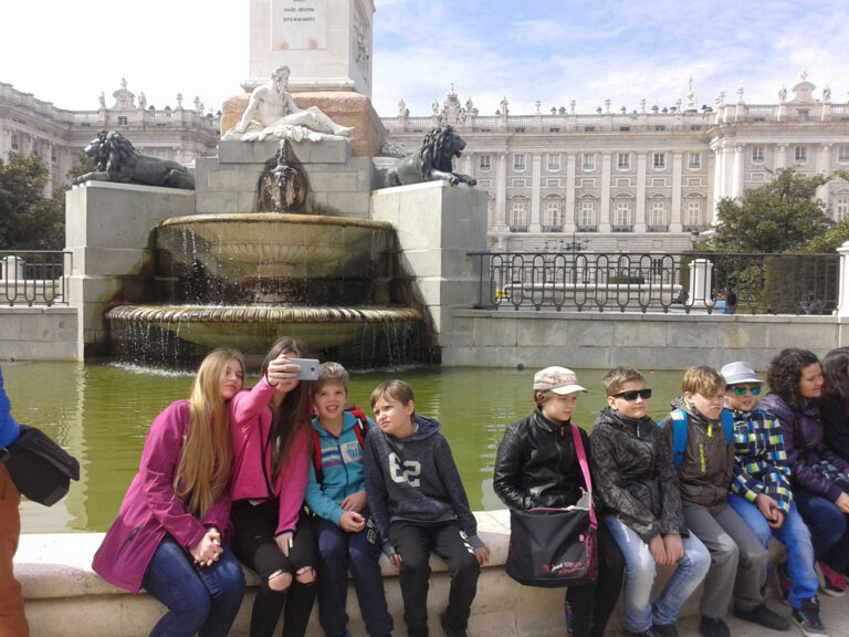 Ekskursioon Madridis. Purskkaev, mida olevat aidanud konstrueerida Galileo Galilei ise. Saksa lapsed teevad pilti, nende kõrval istuvad Maarja-Magdaleena põhikooli õpilased Maarja Katariina Kerge, Henri Poolak, Romeo-Rasmus Kangur ja Joosep Treier. Foto: Kirsti Kadaja-Prodanets