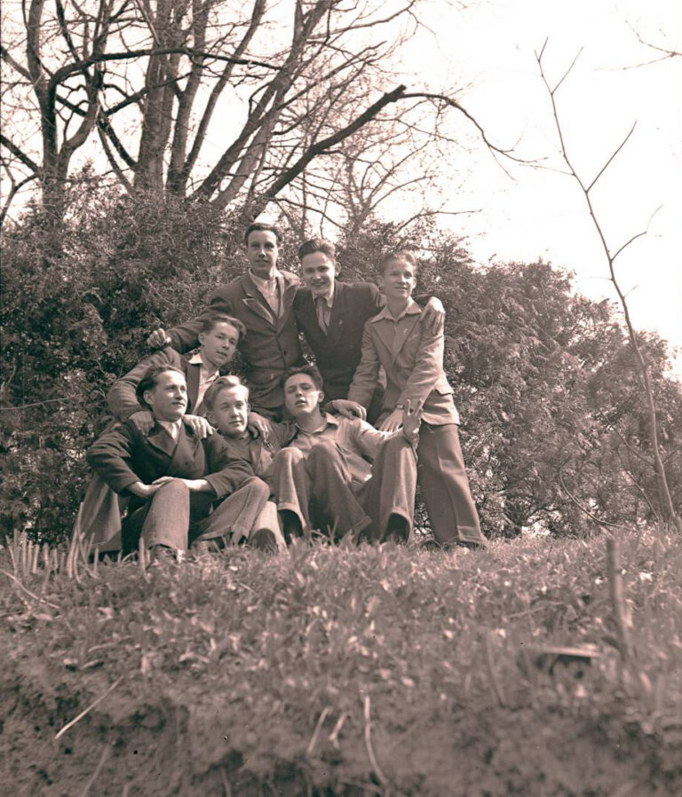 Koos koolivendadega 1947 .aasta kevadel kooli lõpetamise päeval Tartu ülikooli botaanikaaias. Jaan Einasto on lipsuga noormees tagumises reas keskel.