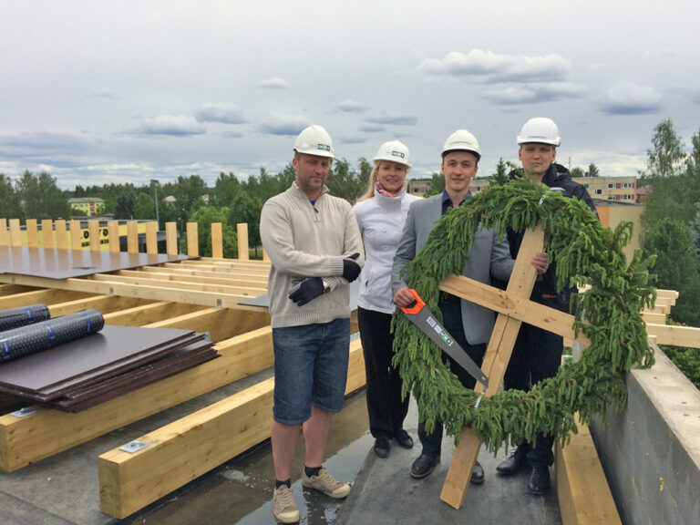 Pärja tõid hoone kõrgeimast nurgast alla Ehitus5ECO OÜ juhatuse liige Margo Padar, Põlva abivallavanem Janika Usin, Põlva gümnaasiumi direktor Alo Savi ja Riigi Kinnisvara AS-i ehituse projektijuht Sven Saar. Foto: RKAS