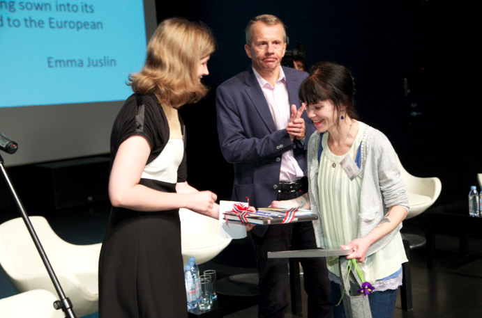 Arvamuslugude võistluse võitja Emma Juslini autasustamine Auhinna annavad üle haridus- ja teadusminister Jürgen Ligi ning Norra suursaadik Ellen Aabø. Foto: Andres Tennus.