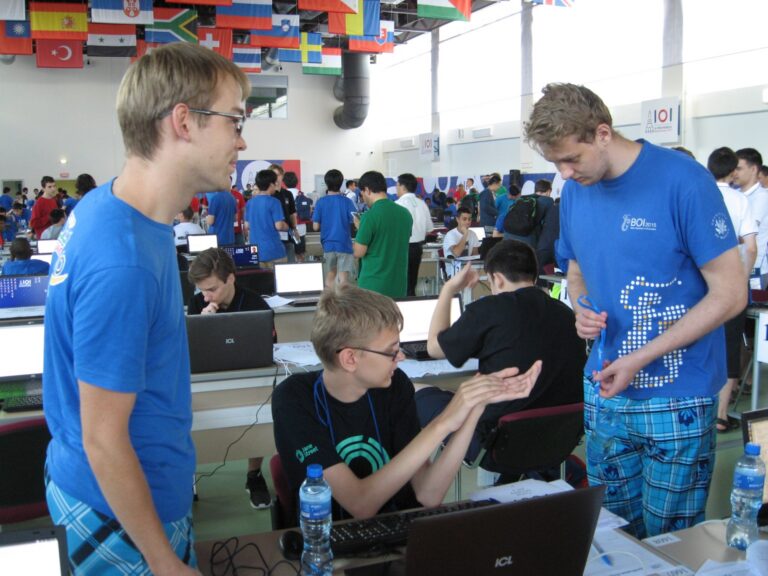 Oliver Nisumaa, Toomas Tennisberg ja Andres Unt tehnika üle aru pidamas. Foto: TÜ teaduskool