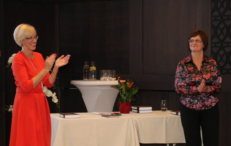 Õpiku toimetajad Marika Padrik ja Merit Hallap tunnistasid, et uue logopeediaõpiku valmimine võttis aega – aga pole kahtlust, et asja tast sai. Foto: Tuuli Hiiesalu