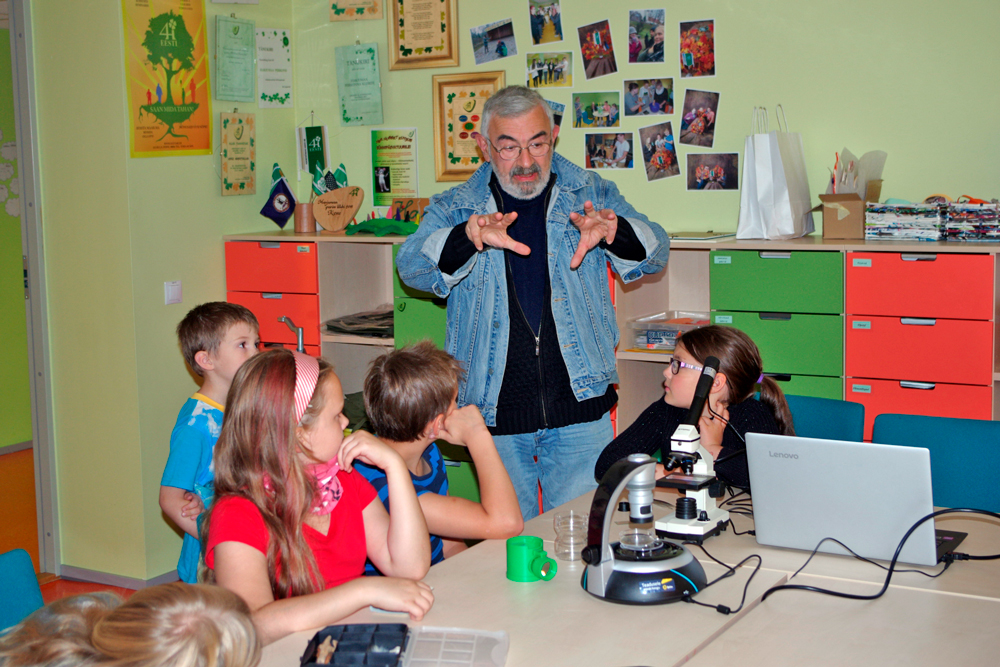 Aleksei Turovski avas laste mikroskoobiringi