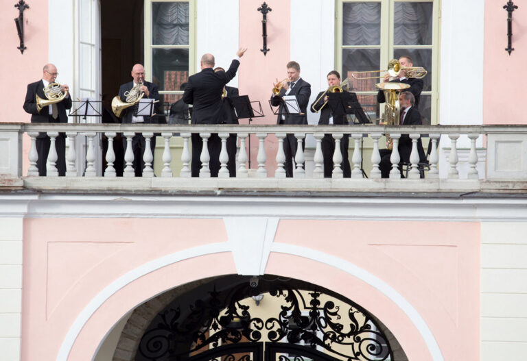 Mullune Muusikapäev viis ERSO pillimehed musitseerima Toompea lossi rõdule. Foto: Peeter Langovits